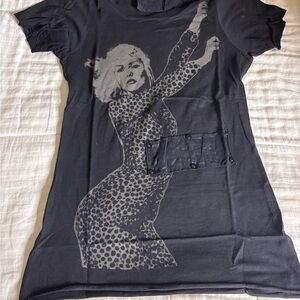 Chic Black Graphic Women's Tee